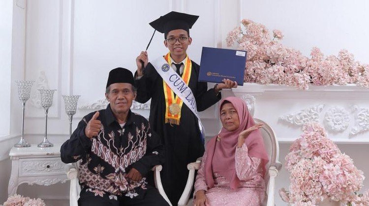 Khakam Ma'ruf, Wisudawan UNY yang Kantongi 170 Penghargaan Khakam Ma'ruf, Wisudawan UNY yang Kantongi 170 Penghargaan