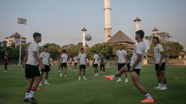 Warga Solo antusias mendukung skuad Timnas Indonesia U-23 di sesi latihan terakhir jelang lawan Turkmenistan pada Kualifikasi Piala Asia U-23 2024.