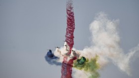 FOTO: Jet-jet Tempur Melukis Pelangi di Langit Yunani