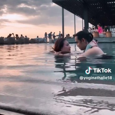 7 Potret Nathalie Holscher Asyik Main Basah-basahan dengan Pacar Berondong