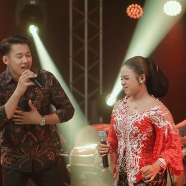 Lirik Lagu & Terjemahan Cinta Tak Terpisahkan - Niken Salindry feat. Masdddho