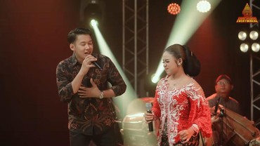 img-title Lirik Lagu & Terjemahan Cinta Tak Terpisahkan - Niken Salindry feat. Masdddho