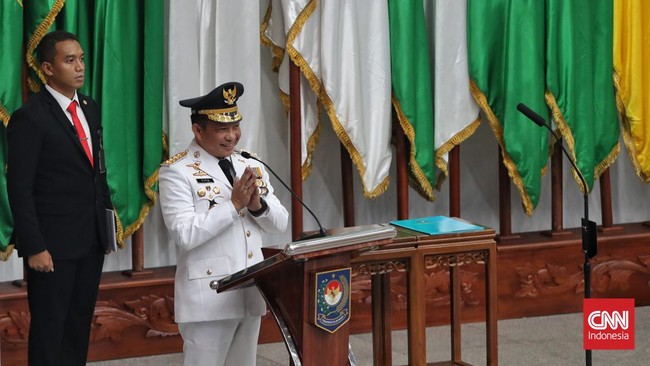 Mendagri Tito Karnavian Ali Baham menjadi Penjabat Gubernur Papua Barat hari ini untuk menggantikan Paulus Waterpauw yang akan pensiun.