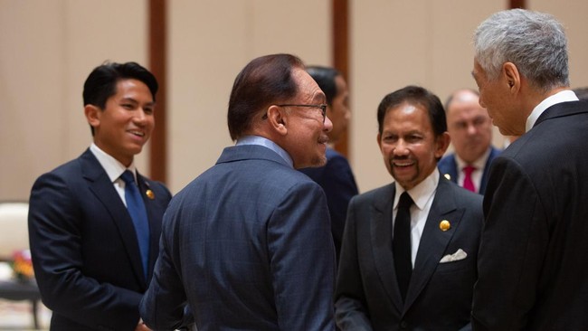 PM Anwar Jenguk Sultan Brunei usai Masuk RS di Sela KTT ASEAN PM Malaysia Anwar Ibrahim menjenguk Sultan Brunei, Hassanal Bolkiah, yang masuk rumah sakit kala menghadiri rangkaian pertemuan KTT ASEAN di Kuala Lumpur.
