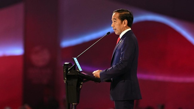 Presiden Joko Widodo (Jokowi) mengatakan proyek Kereta Semi Cepat Jakarta-Surabaya masih dalam proses studi. Proyek ini bisa tak lanjut jika tak layak.