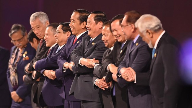Keketuaan RI resmi berakhir menyusul KTT ASEAN ke-43 di Jakarta yang telah rampung. Sejumlah pihak tak puas dengan hasil KTT yang dinilai jauh dari harapan.