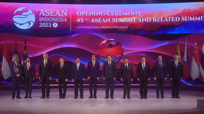 Keketuaan RI resmi berakhir menyusul KTT ASEAN ke-43 di Jakarta yang telah rampung. Sejumlah pihak tak puas dengan hasil KTT yang dinilai jauh dari harapan.