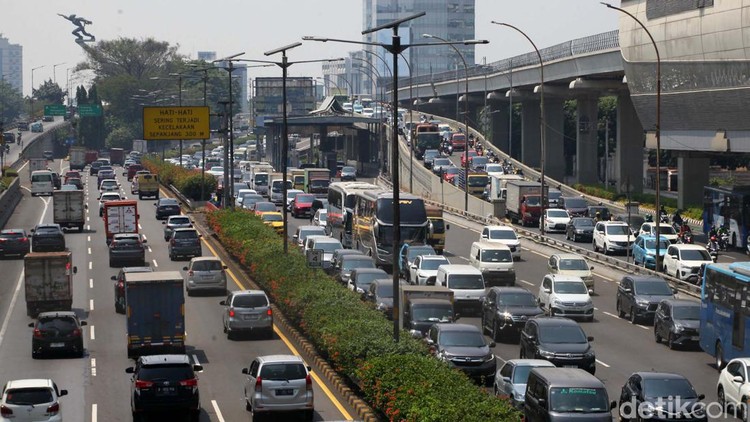 Pengalihan arus imbas KTT ASEAN pagi ini selesai. Jalan Gatot Subroto (Gatsu) arah Kuningan, Jakarta, terpantau padat.