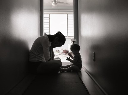 Ibu Bawa Bayi Hendak Bunuh Diri di Stasiun, Kenali Apa Itu Baby Blues & Depresi Postpartum