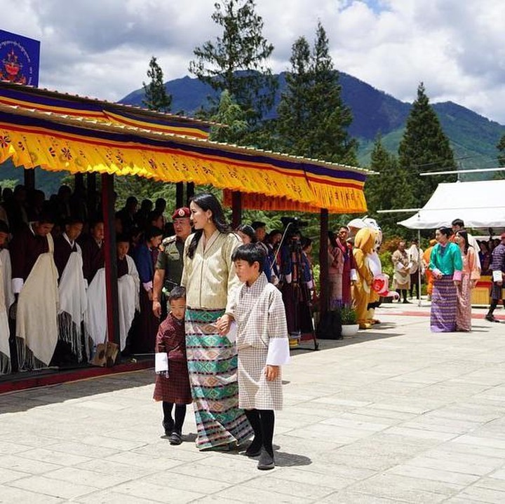 <p>Tak hanya itu, Raja dan Ratu Bhutan juga memboyong kedua anak mereka, Pangeran Gyalsey Jigme Namgyel dan Pangeran Jigme Ugyen Wangchuck. Keduanya terlihat kompak menggandeng tangan sang Bunda. (Foto: Instagram: @kingjigmekhesar)</p>