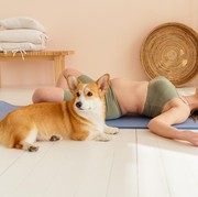 5 Gerakan Yoga Ini Paling Cocok untuk Kaum Mager, Tapi Dambakan Tubuh Langsing, Yuk Coba!