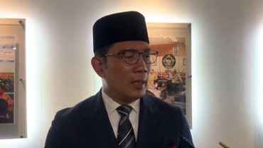 img-title Bahas Beda Sandra Dewi dan Dewi Sandra, Ridwan Kamil Bikin Heboh Warganet