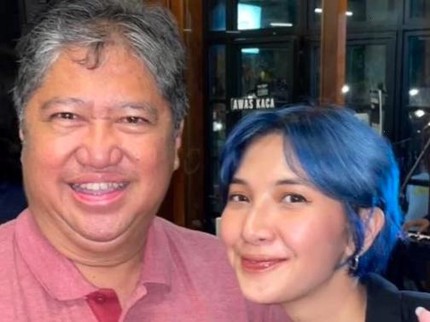 Kedekatan Sheila Dara dengan Ayah Mertua, Sampai Dibuatkan Lukisan