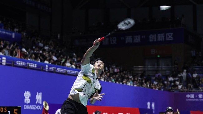 Shesar Hiren Rhustavito berhasil menang dramatis atas Ng Tze Yong pada babak 16 besar China Open 2023. Vito menggagalkan empat match point lawan.