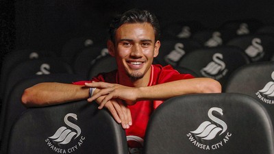 Calon pemain naturalisasi Timnas Indonesia, Nathan Tjoe-A-On, mencetak gol saat Swansea City U-21 saat membantai Hull City, Jumat (8/12).