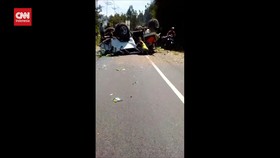 VIDEO: Jeep Terjun Dari Tebing Bromo, 1 Orang Tewas