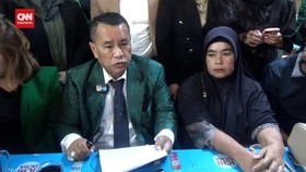 VIDEO: Ibu Imam Masykur Temui Hotman Paris Minta Bantuan Hukum