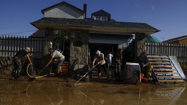 FOTO: Tiga Orang Tewas usai Banjir Besar Terjang Spanyol