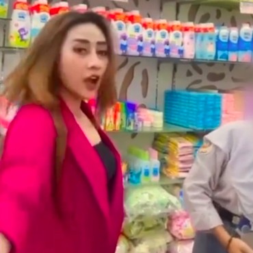 TikToker Istri Polisi Ngamuk di Swalayan, Omeli Anak Magang