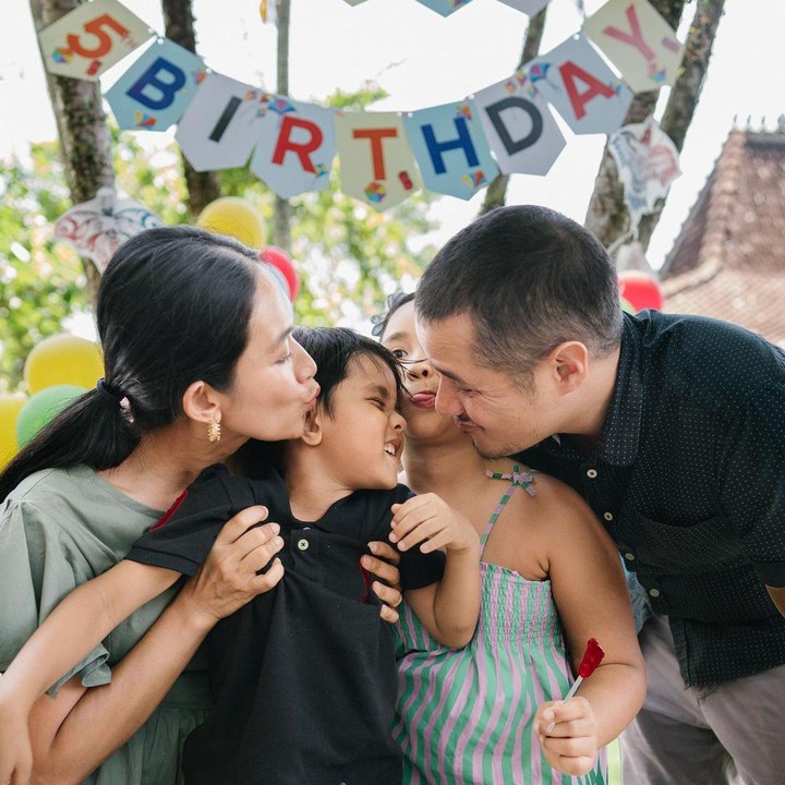 <p>Happy Salma resmi menikah dengan Tjokorda Bagus Dwi Santana Kertayasa pada tahun 2010. Setelahh menikah, Happy Salma dikaruniai dua orang anak bernama Tjokorda Sri Kinandari Kerthyasa dan Tjokorda Ngurah Rayidaru Kerthyasa. (Foto: Instagram: @happysalma)</p>