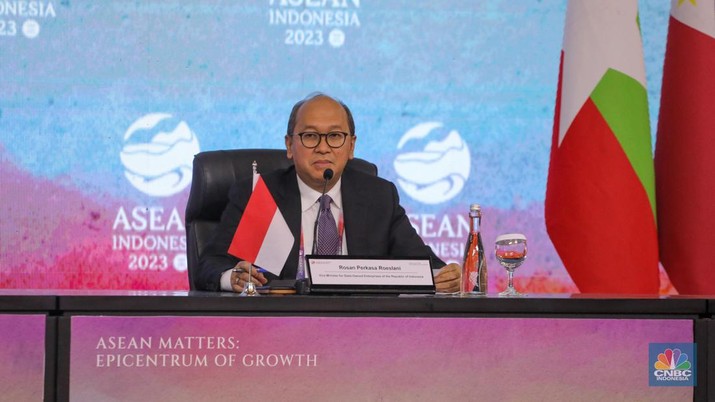 Wakil Menteri BUMN, Rosan Roeslani dalam konferensi pers terkait ASEAN Indo Pasific Forum yang diselenggarakan saat KTT ke-43 ASEAN di Jakarta pada Selasa (5/9/2023). (CNBC Indonesia/Faisal Rahman)