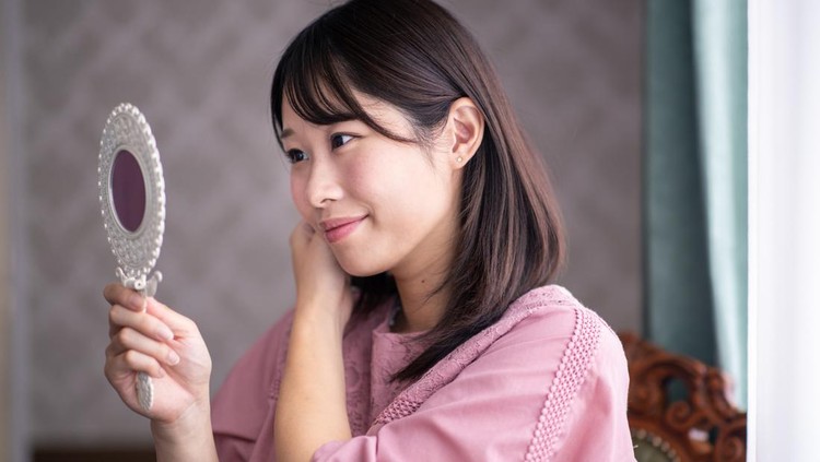 wanita bercermin wanita bercermin