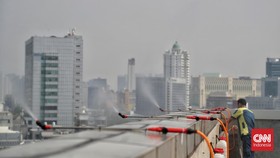 FOTO: Water Mist Lawan Polusi Udara Jakarta