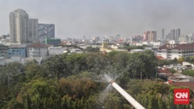 Selain Water Mist, DKI Tetap Siram Jalanan untuk Tekan Polusi Udara