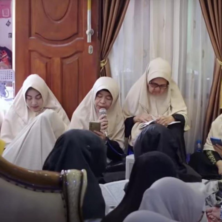 <p>Acara tasyakuran 4 bulanan ini hanya dihadiri oleh kerabat dan ibu-ibu anggota majelis talim disekitar rumah mertua Mumuk. Acara tasyakuran ini berlangsung hikmat. (Foto: Youtube: Mumuk &amp; Eno)</p>
