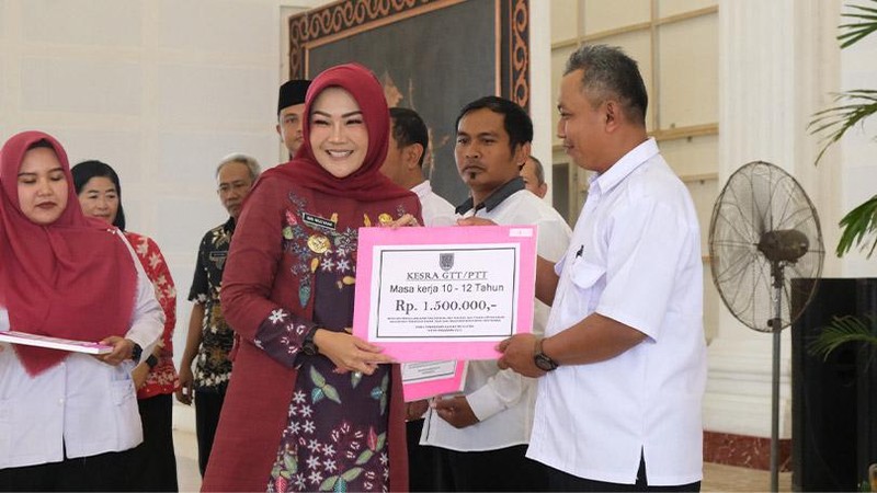 Pemkab Klaten melalui Dinas Pendidikan menyalurkan tunjangan kesejahteraan bagi 2.147 Guru Tidak Tetap (GTT) dan Pegawai Tidak Tetap (PTT).