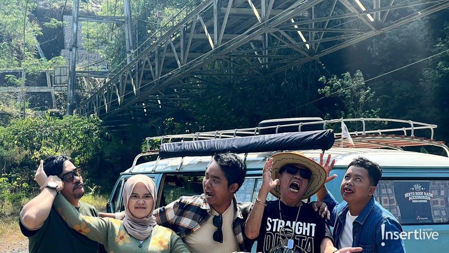 Nyaman usai setahun lebih menjadi penyanyi solo, Alma Thania kini digaet menjadi vokalis band Dodit Mulyanto, D'Syndrome.