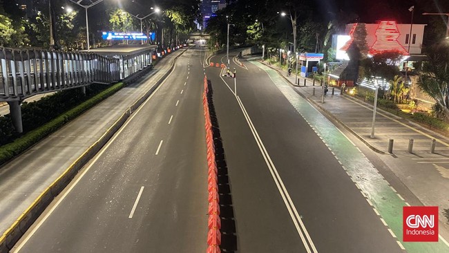 Pemprov DKI Jakarta menggelar car free night saat perayaan malam tahun baru, sementara car free day ditiadakan pada pagi harinya.