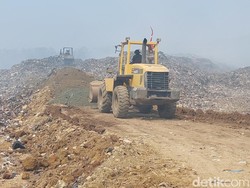 Gunung Sampah TPA Sarimukti Dibelah untuk Padamkan Api