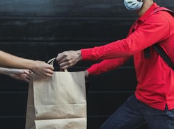 Nekat! Pengantar Makanan Ini Curi Paket di Depan Rumah Pelanggannya
