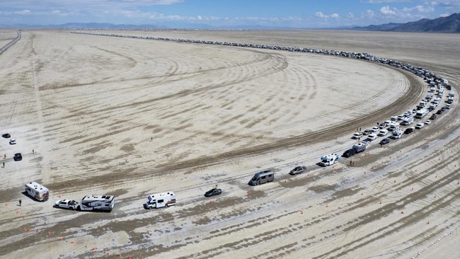 FOTO: Eksodus Kendaraan Meninggalkan Burning Man yang Berlumpur