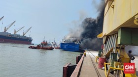 Penumpang KMP Mutiara Berkah yang Terbakar Dievakuasi dengan Crane