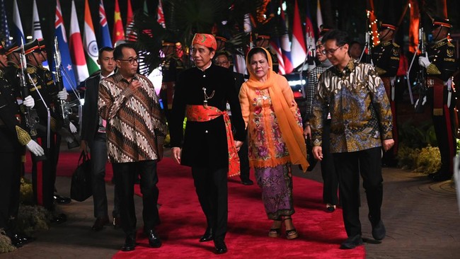 Sajian lagu Cikini Gondangdia sukses membuat para delegasi jamuan makan malam atau gala dinner KTT ke-43 ASEAN berjoget.