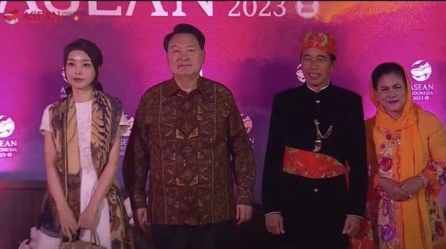 Presiden Joko Widodo (Jokowi) menjamu Presiden Korea Selatan Yoon Suk Yeol di Istana Merdeka Jakarta hari ini, Jumat (8/9).