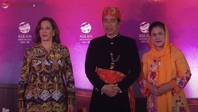 Kamala Harris Tampil Menawan dengan Batik di Gala Dinner KTT Asean
