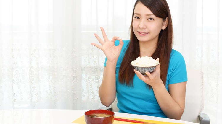 Ilustrasi wanita makan Ilustrasi wanita makan