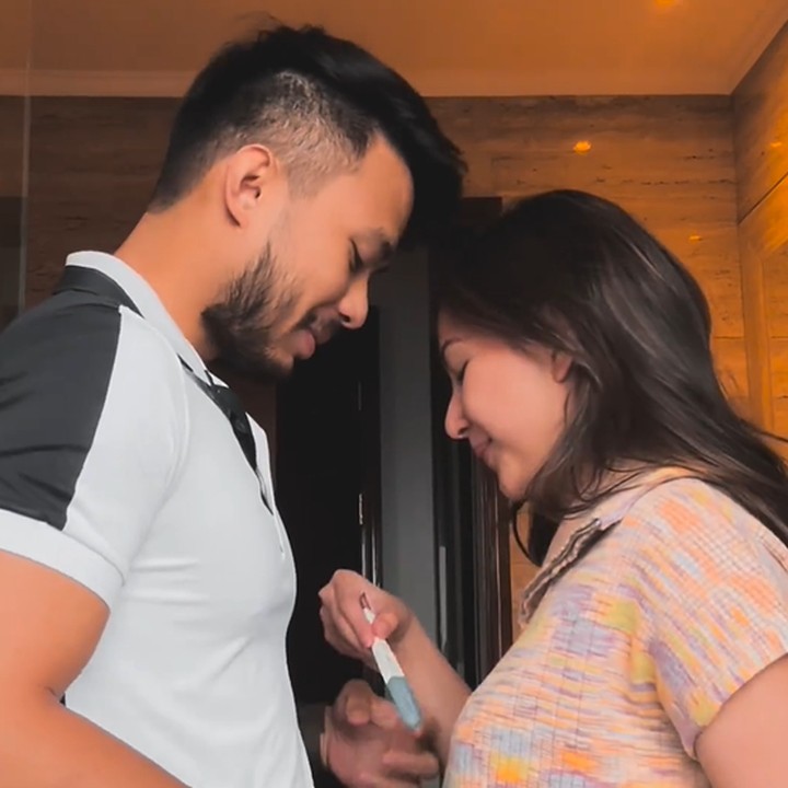 <p>Jessica Mila mengeluarkan alat <em>testpack</em> yang menunjukkan hasil positif kepada suaminya. <em>"My heart is brimming with love, just like my growing belly,"</em> tulis Jessica dalam unggahannya. (Foto: Instagram @jscmila)</p>