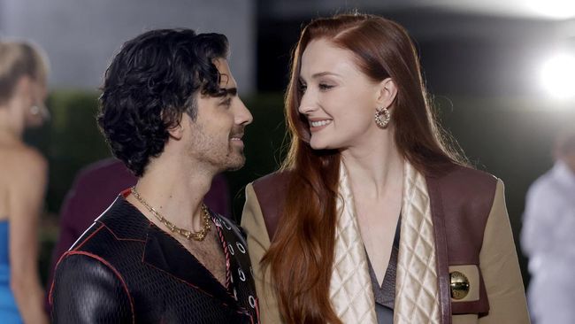 Joe Jonas dan Sophie Turner yang bersama sejak 2016 dan resmi menikah pada 2019 kini di ujung tanduk. Joe gugat cerai Sophie 5 September.