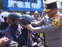 Operasi Keselamatan, Kapolda Sulsel Bagi-bagi Helm Gratis ke Pemotor