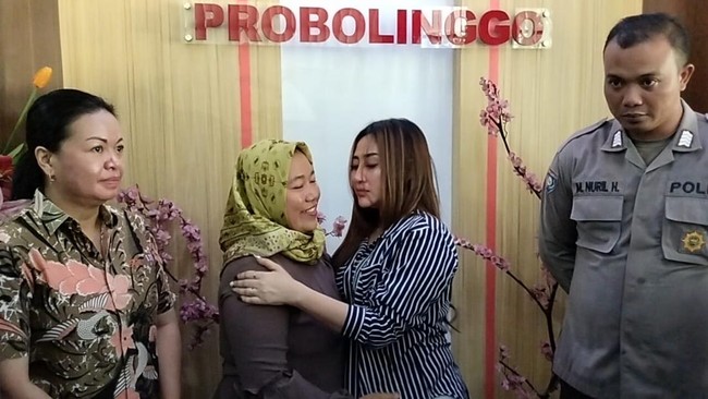 Bripka Nuril harus melepaskan jabatannya sebagai Kanit Binmas Polsek Tiris, Probolinggo akibat ulah istri, Luluk Nuril yang viral memarahi siswa magang.