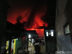 Kagetnya Warga Saat Pabrik di Bandung Dilalap Si Jago Merah