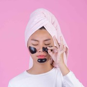 Duh Jangan Sampai Salah, 7 Kebiasaan Perawatan Wajah Ini Bikin Komedo Kamu Makin Menumpuk!