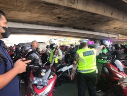 Macet Parah di Perempatan Kuningan Jaksel, Klakson Bersahutan