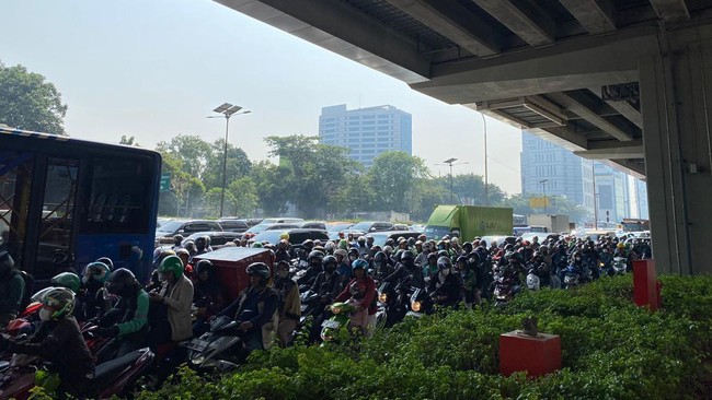 Polisi memastikan mobilisasi operasional bus Transjakarta berjalan normal meski ada sejumlah rekayasa lalu lintas KTT ASEAN.