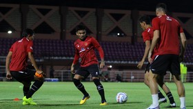 Sejumlah pemain Timnas Indonesia mengikuti latihan di lapangan Thor, Surabaya, Jawa Timur, Selasa (5/9/2023). Latihan tersebut digelar sebagai persiapan jelang FIFA Matchday melawan Timnas Turkmenistan pada 8 September di Stadion Gelora Bung Tomo, Su
