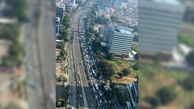 Direktur Lalu Lintas Polda Metro Jaya mengimbau pengguna lalu lintas untuk mendukung kesuksesan KTT Ke-43 ASEAN.